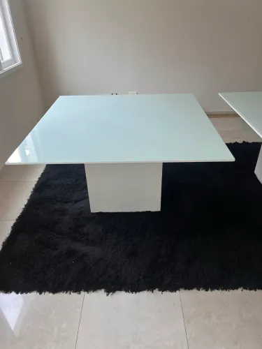 Mesa de jantar quadrada 