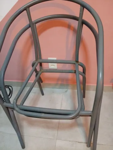 Duas cadeiras de ferro