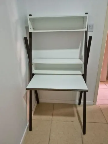 Mesa escrivaninha com estante e nichos - branca/nogueira