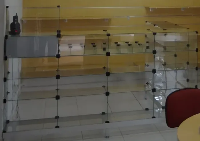 1 Balcão de Atendimento tipo 'L' Modulado em vidro temperado de 4mm no tamanho 2,05 x 1,35