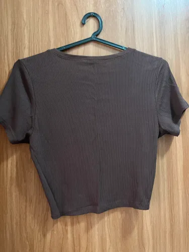 blusa cropped marrom