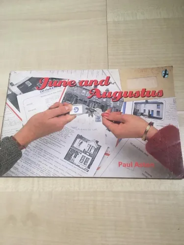 Livro de inglês June and Augustus