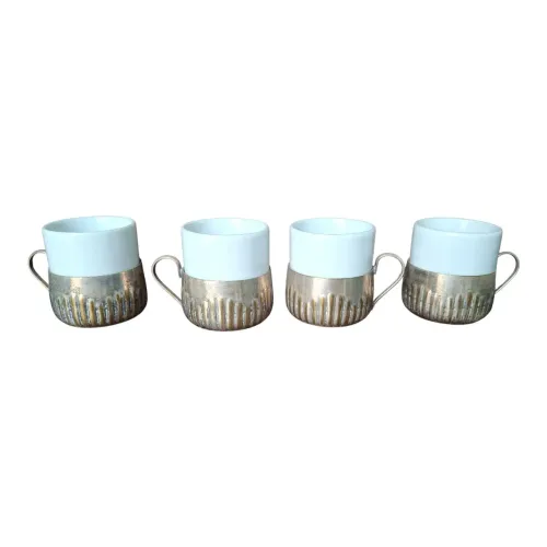 Xícara Em Porcelana E Metal 