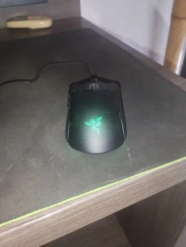 Mouse gamer com fio usado, razer cobra ultralight 8500 dpi + RGB, 58 gramas da cor preta
