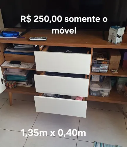 Vendo balcão tipo buffet com 2 portas e 3 gavetas. Madeira com frontal em off white