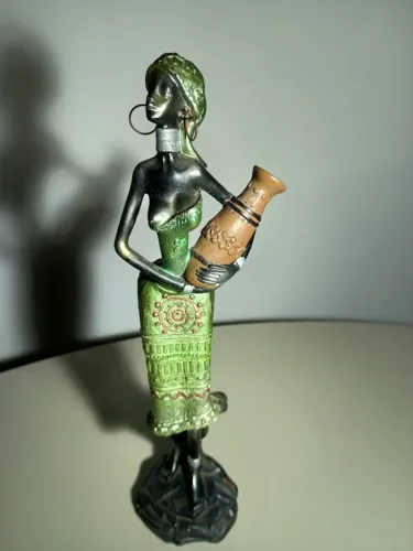 estatueta africana decorativa feminina carregando um vaso resina/poliresina pintada à mão