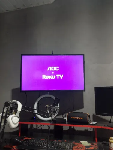 Tv smart, caixa de som e corrente banhada a ouro e vernizada