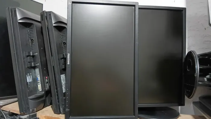 MONITOR 20 POLEGADAS , entrada vga e Dvi <br> VGA E DVI<br>130 REAIS