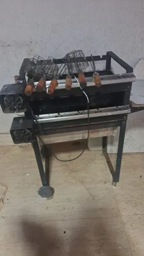 Churrasqueira à carvão com dois motores elétricos e dez espetos