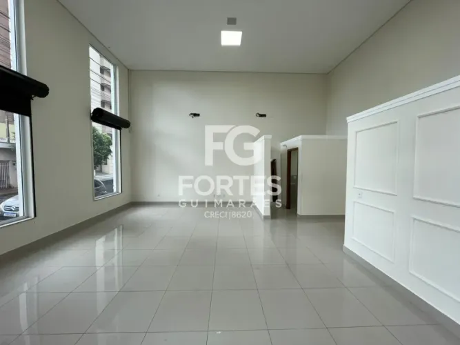 Sala Comercial com Vitrine para Locação com 64m2, pé direito duplo, piso porcelanato, copa