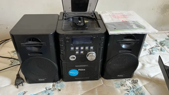 Vende-se CDs originais e caixa de som 