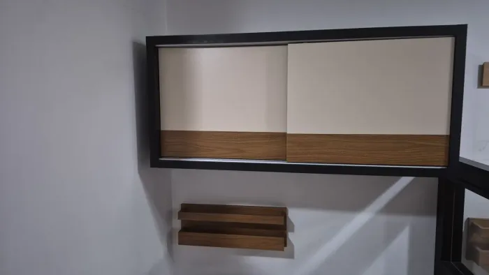 Estação de trabalho com mesa, gaveteiro, armario e suporte para papéis e livros