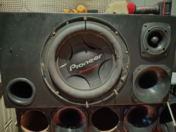 Apenas venda, Trio Pioneer 307 tocando file