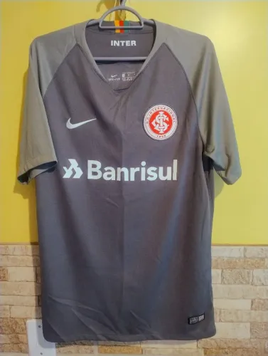 Camiseta internacional cinza