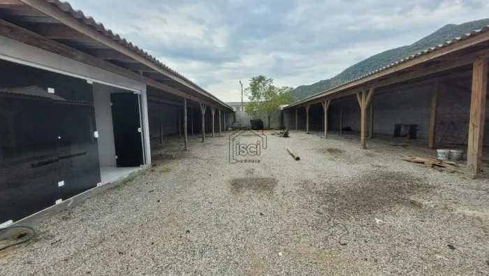 Terreno de 600m com cobertura parcial na Praia de Fora, Palhoça