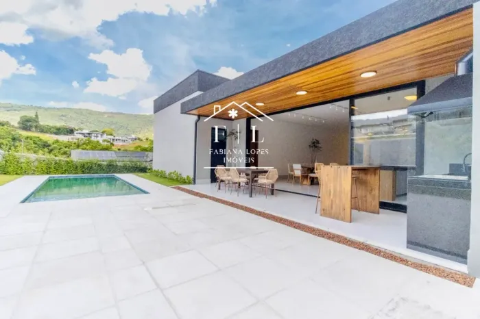 UMA CASA TÉRREA QUE COMBINA LUXO E CONFORTO EM CONDOMÍNIO FECHADO EM ATIBAIA, PRÓXIMO DE S