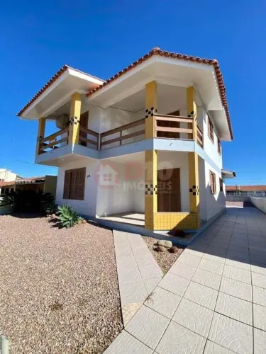 Casa Frente Leste com 4 Dormitórios a Apenas 100m do Mar
