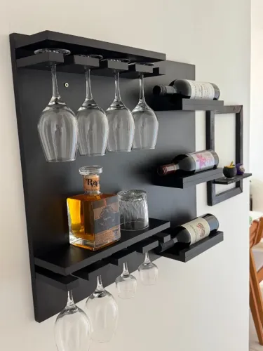 Adega de parede + Vinhos, Whisky e taças