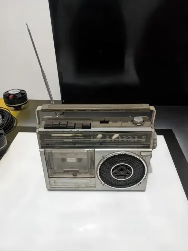 rádio gravador cassete vintage Sharp GF-1770B na cor cinza.