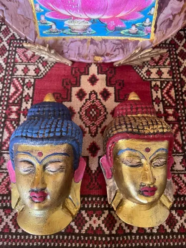 PAR DE MÁSCARAS DE PAREDE BUDHA MARROQUINO EM RESINA DOURADA