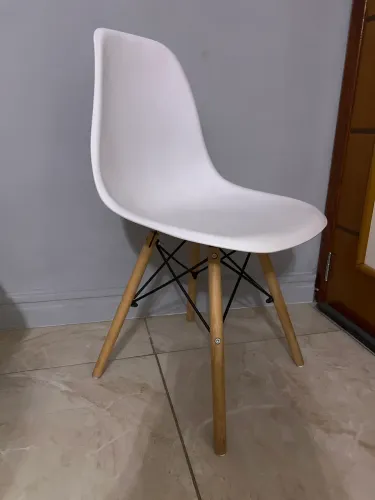 1 cadeira branca eames