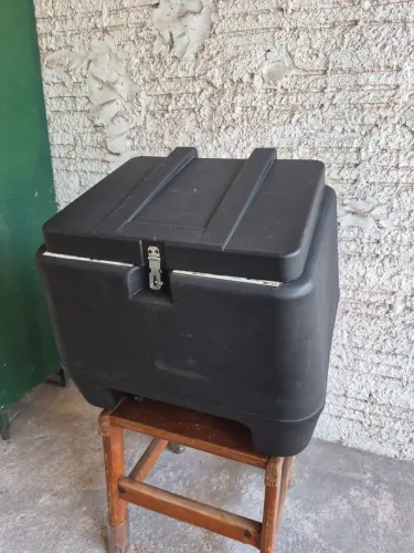 Baú de moto com suporte
