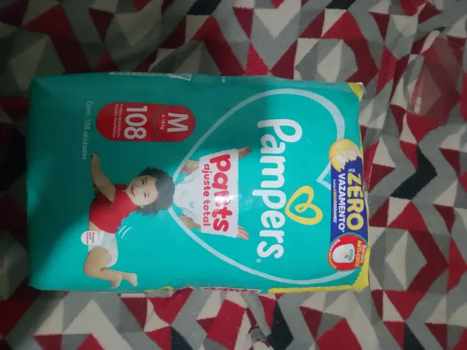 Estou vendendo a fralda da Pampers com 108 fraldas porque o meu bebê teve alergia é Tam M