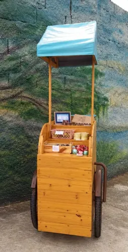 Carrinho Gourmet de Madeira , ideal para quem trabalha em eventos, festas e feiras