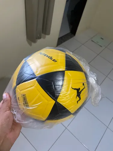 Vendo bola de futevôlei