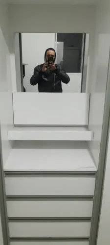 Guarda-roupa de casal na cor branca, modelo moderno com 2 portas de correr, espelho centra