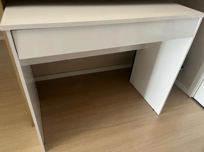 Mesa Branca retangular com uma gaveta