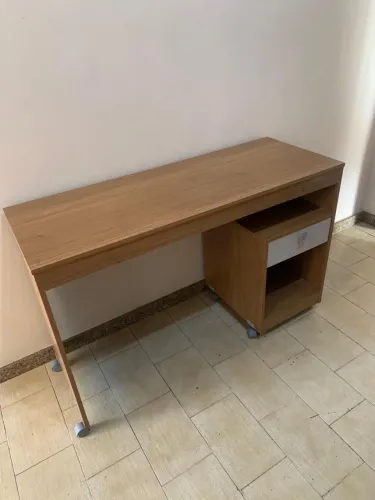 Escrivaninha com rodízio