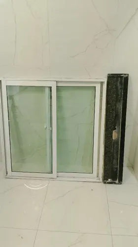 Vendo janela de alumínio branco com vidros de correr 1mx1m com a pedra de mármore