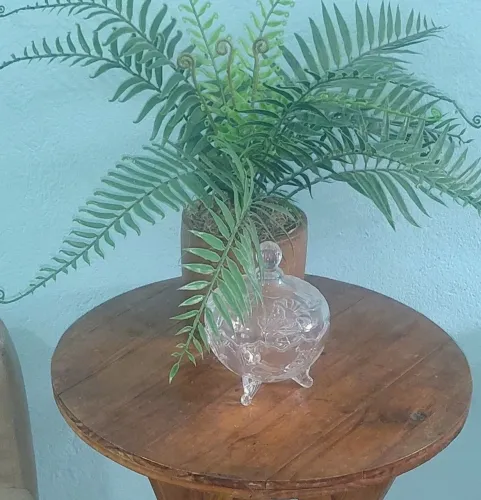 Jarro com planta samambaia artificial