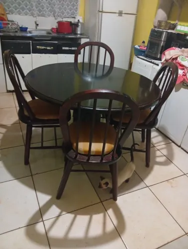 Vendo jogo de mesa maciça de madeira 4 cadeiras almofadada semi nova valor 2,300