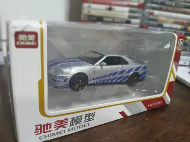 Miniatura carro Skyline abre portas, porta malas e capo.