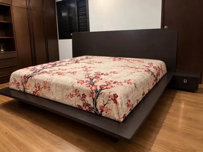 Cama japonesa de casal com mesinha de cabeceira