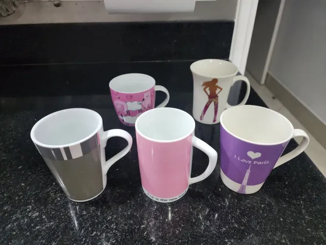 Kit com 5 canecas de chá em porcelana