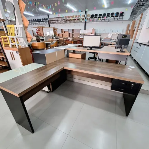 Mesa de escritório em L