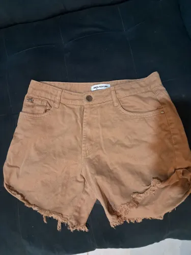 Short feminino lança perfume