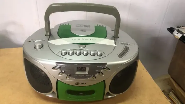 Rádio Portátil Boombox GPX - AM/FM e Cassete (Completo com Cabo)