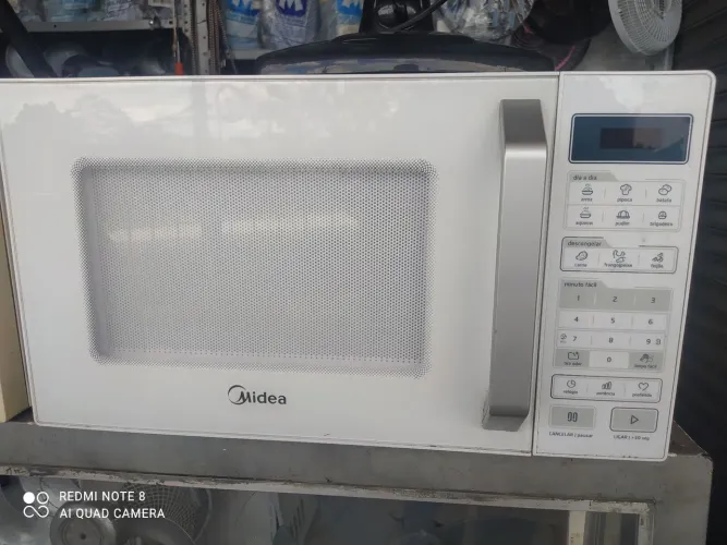 Vendo microondas Midea semi novo 