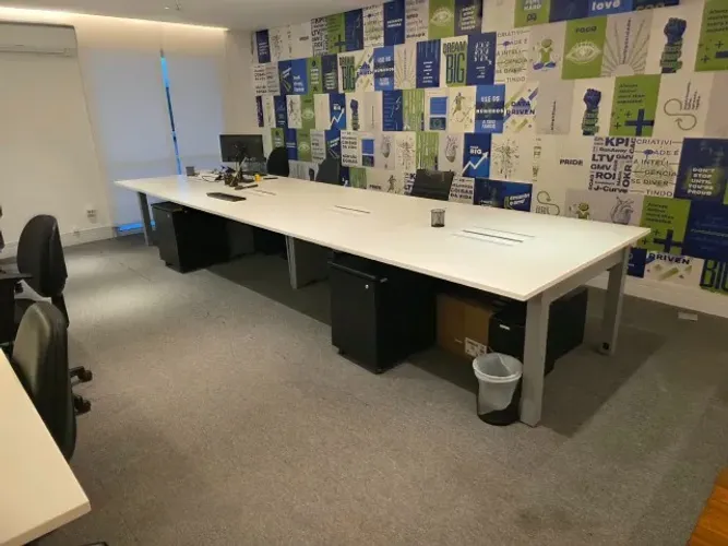 Mesa Corporativa para Escritório com Gaveteiros e Tomadas Embutidas