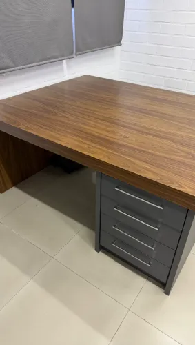Mesa e estante de escritório
