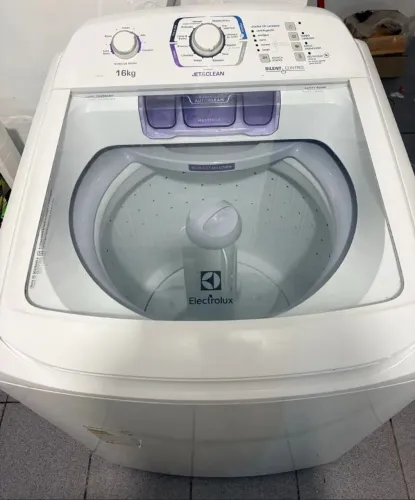 Lavandora Electrolux 16 kg funcionando 