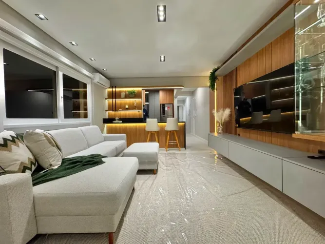 Apartamento com sacada 2 dormitórios no centro de Capão da Canoa, mobiliado e decorado