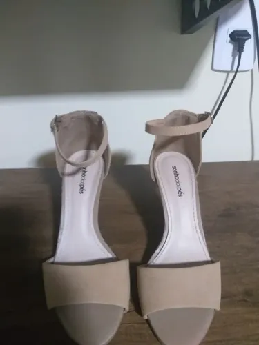 Sandália salto fino usei uma unica vez