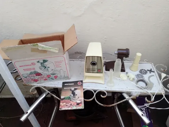 Moedor de carne antigo , 110v , funcionando perfeitamente , item de colecionador.