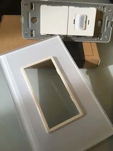 Tomada hdmiLivolo zerada na caixa, nunca utilizada. Espelho em vidro, quem conhece sabe,