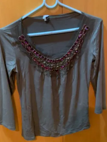 Blusa verde de malha bordada